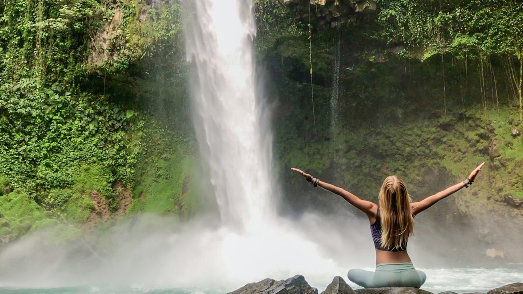 Фото девушки с мокрой писькой у водопада